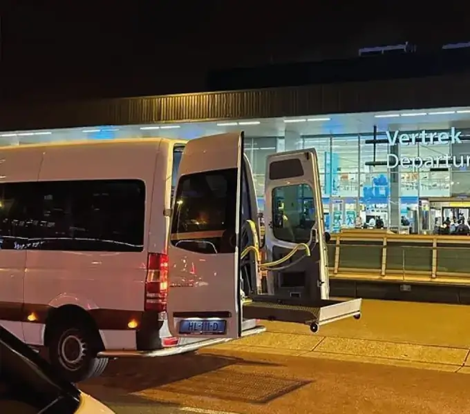 Rolstoelbus bij Schiphol voor reizigers uit Elst